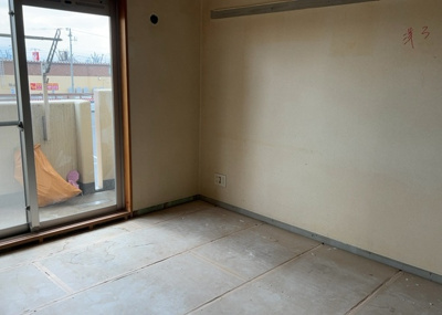 【居間・リビング】 | サンクレイドルつきみ野 | 直線タイプはLとDKを一直線に並べた形で対面キッチンのタイプです。一般的なのでよく見かけるかもしれません。直線タイプに似た直接アイランドタイプは、キッチンとダイニングの間に壁がない分広く感じられます。