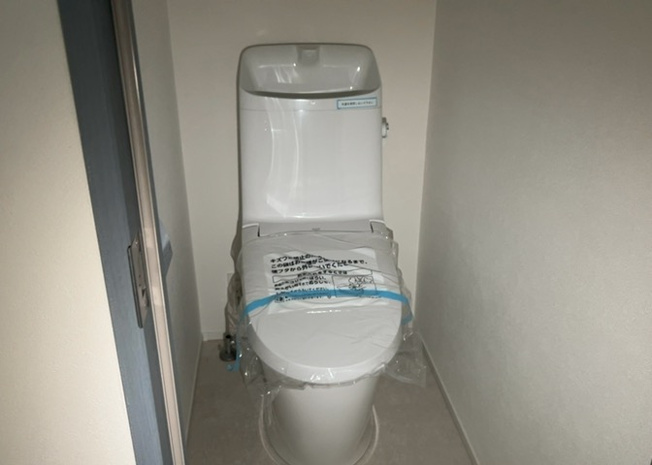 【トイレ】 | サンクレイドルつきみ野 | トイレは大きさや形、機能、抗菌性などが異なる多種多彩なタイプが各メーカーから出ています。それぞれに良さがあるため、事前にどういったタイプのトイレがいいのかをご家庭内で決めて、内見に行くといいでしょう。