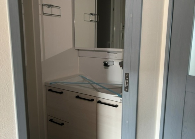 【独立洗面台】 | サンクレイドルつきみ野 | 洗面化粧台では顔を洗ったり、身だしなみを整えることが本来の使い方ですが、用途によっては洗面化粧台に求められる機能が違ってくるため、ご自身や家族のライフスタイルに合ったものを選ぶことをおすすめ致します。