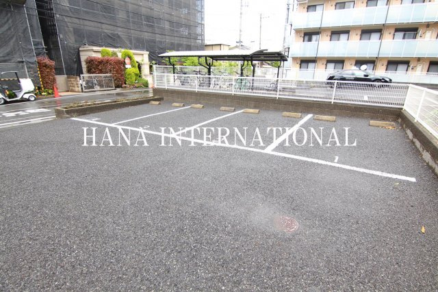 レオパレスルミエールの駐車場