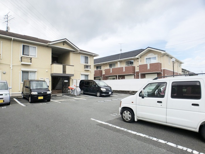 大和高田市日之出町のアパートの駐車場