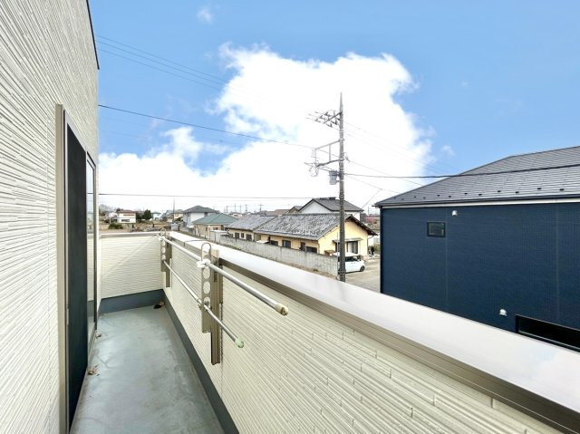 【中古戸建】前橋市堀之下町のバルコニー|■バルコニー｜あたたかな陽のひかりを浴びることのできるバルコニー。お洗濯物やお布団を干せば、家族みんなが気持ちよく暮らすことができます(*^^*)