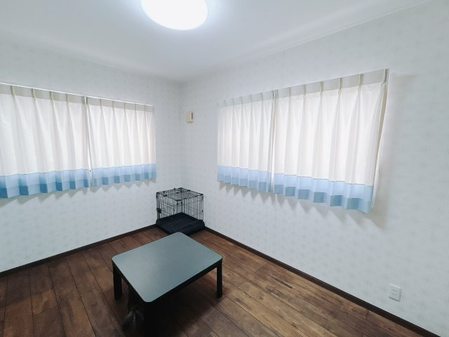 【中古戸建】前橋市堀之下町の洋室|■洋室｜洋室には大きな窓をご用意しています。日中はあたたかな日差し差し込み自分時間も充実できますね＾＾