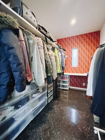 【中古戸建】前橋市堀之下町の収納|■WIC｜お気に入りのお洋服もシワを作らずきれいに管理ができる夢のウォークインクローゼット！今お使いの収納ケースもスッポリそのまま収まる広さです♪