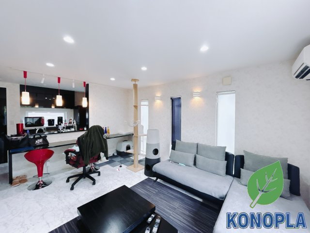 【中古戸建】前橋市堀之下町の居間・リビング|■リビング｜家族でゆったりくつろげる、居心地の良いリビング♪賃貸と違って、テレビや音楽の音を気にしなくて良いことが嬉しいですね(*＾＾*)