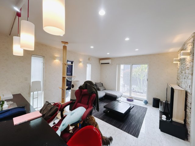 【中古戸建】前橋市堀之下町の居間・リビング|■リビング｜大きい窓からあたたかいたっぷりの光が入ります♪開放的な空間で毎日をもっと快適に(*＾＾*)
