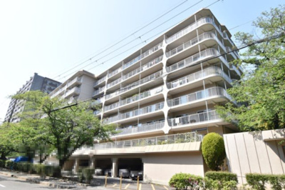 【外観】 | 千里一条池スカイハイツD棟 | 弊社のファイナンシャルプランナーより、将来に向けた資金計画・住宅ローンの無料相談が皆様に大変ご好評頂いております！物件ご購入の前に、まずはお気軽にご相談くださいませ。