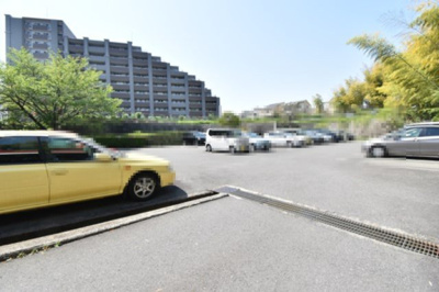 【駐車場】 | 千里一条池スカイハイツD棟 | こちらのサイトに掲載されている全ての物件が、当社にてご紹介可能です！気になる物件がありましたら、弊社スタッフまでお気軽にお問合せ下さいませ。