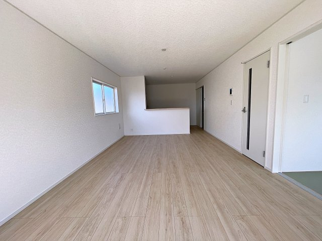 新築戸建・新築建売　矢吹町一本木第6　善郷小・矢吹中の居間・リビング|南側の窓から日差しが入り明るく快適なリビング！