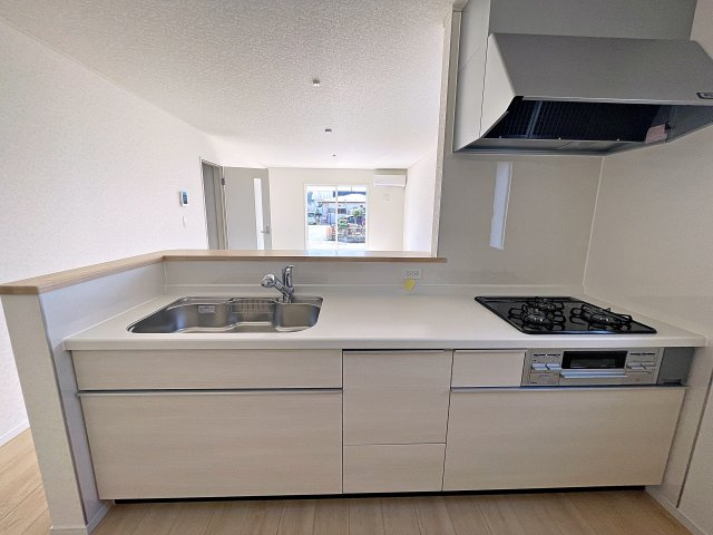 新築戸建・新築建売　矢吹町一本木第6　善郷小・矢吹中のキッチン|カウンター越しに会話が弾み、家族とのつながりを感じられる対面キッチンです！
