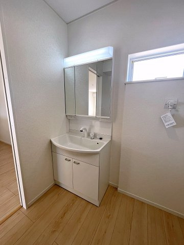 新築戸建・新築建売　矢吹町一本木第6　善郷小・矢吹中の独立洗面台|三面鏡洗面台で朝の身支度もしやすい＆収納力も◎洗面台に物を置かずすっきり清潔に保つことができます！