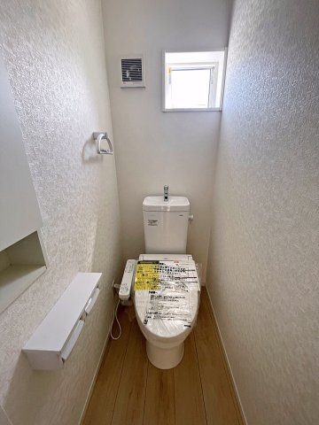 新築戸建・新築建売　矢吹町一本木第6　善郷小・矢吹中のトイレ|白を基調としており小窓で換気ができるので清潔感のある空間。ペーパーホルダーが2つあるのも便利です！