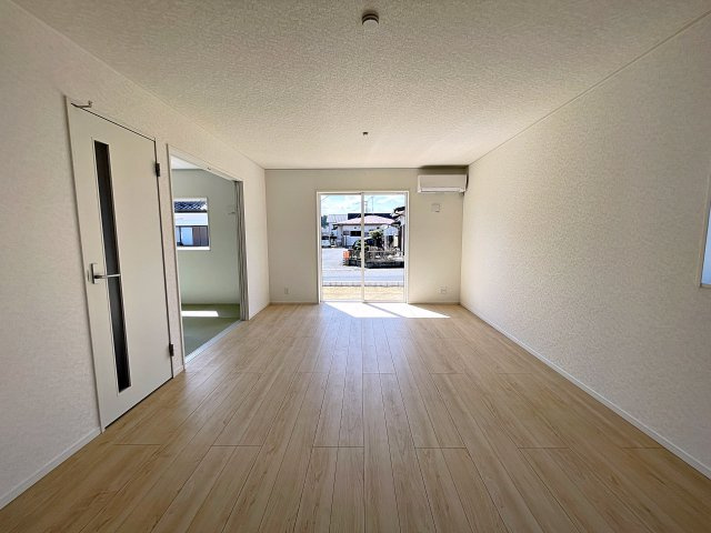 新築戸建・新築建売　矢吹町一本木第6　善郷小・矢吹中の居間・リビング|LDK18帖でゆとりのある家族団らんスペース！