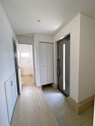 新築戸建・新築建売　矢吹町一本木第6　善郷小・矢吹中の玄関|玄関を入って左側にスペースがあるので、ベビーカーやカー用品などを置いておくこともできます！