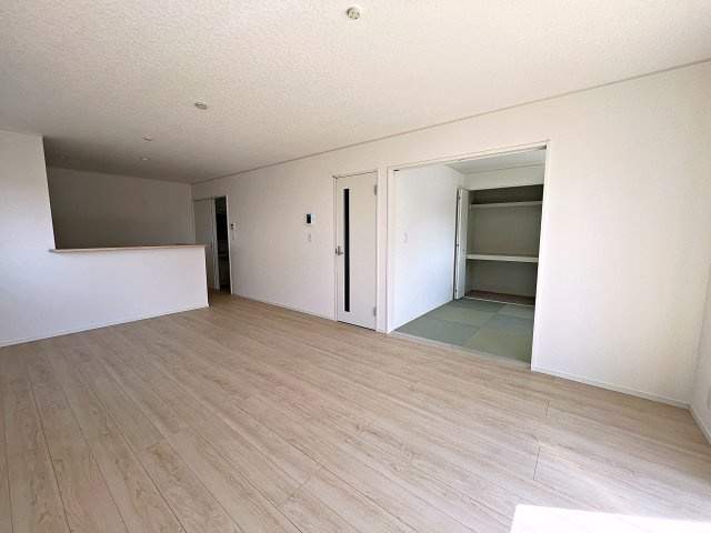 新築戸建・新築建売　矢吹町一本木第6　善郷小・矢吹中の居間・リビング|隣接する和室と合わせると23帖の開放的な空間です！