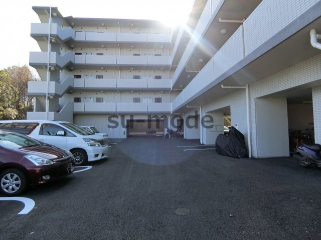 サンプラザ茨木の駐車場