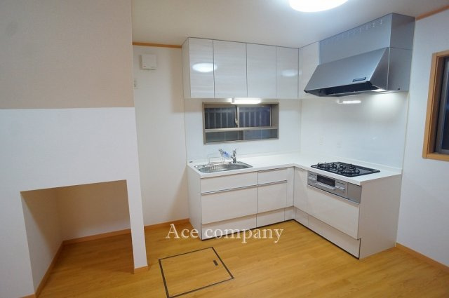 【居間・リビング】 | 八尾市上尾町2丁目 | 【LDK：約11帖】キッチンスペースに床下収納付きです♪