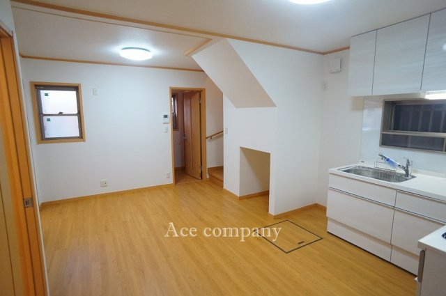 【居間・リビング】 | 八尾市上尾町2丁目 | 【LDK：約11帖】クロス貼替え、床フロアタイル上張り・CF張替え、照明器具設置、ハウスクリーニング済みです☆