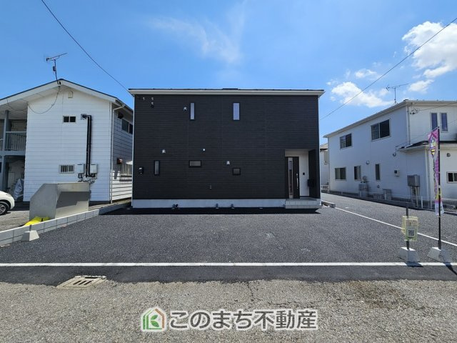 CRADLEGARDEN宇都宮市中久保第3の前面道路含む現地写真|車庫スペース３台！！（車種・区画による）ご両親やご友人が遊びに来ても駐車スペースには困りません！！
