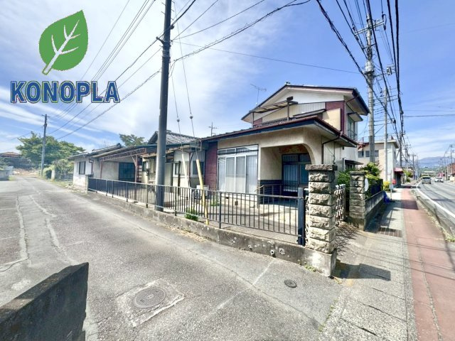 【中古戸建】桐生市相生町3丁目の外観|■外観｜131坪の敷地は駐車スペースや倉庫、趣味の作業スペースなど、将来的な使い方の選択肢が広がる余裕のある敷地となっています。