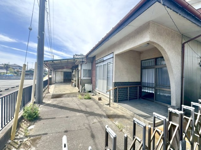 【中古戸建】桐生市相生町3丁目の前面道路含む現地写真|■外観｜外構次第で自分好みにアレンジできる余白があり、住みながら楽しめる住まいです♪