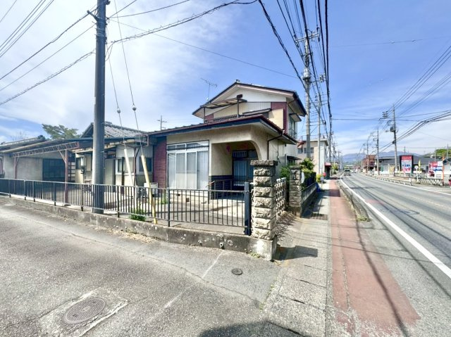 【中古戸建】桐生市相生町3丁目の前面道路含む現地写真|■外観｜周囲の見渡しが良く、車の出入りやすれ違いもスムーズで日々の運転も安心して行えます♪