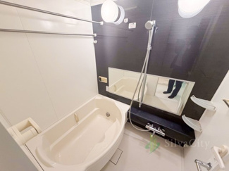 【浴室】 | フェイバリッチタワー品川 | 高級感と和らぎあるカラーで統一し、ゆったりお使い頂ける柔らかな曲線で構成された、半身浴も楽しめるバスタブが心地よさをもたらします。