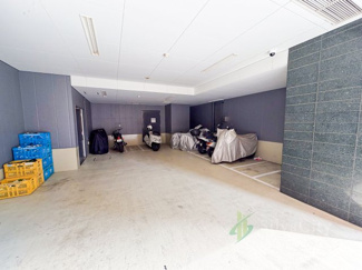 【駐輪場】 | フェイバリッチタワー品川 | エントランスや駐車場、ちょっとしたお庭部分のお手入れが行き届いていてとてもキレイでした。資産価値を高める部分としては重要なことです。