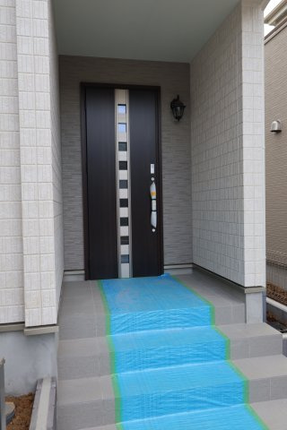 《仲介手数料無料》北区本郷町1065-1新築一戸建てハートフルタウンの玄関