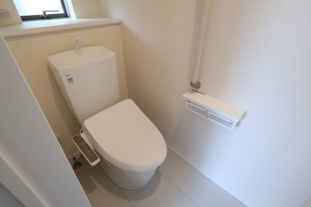 《仲介手数料無料》北区本郷町1065-1新築一戸建てハートフルタウンのトイレ|1階