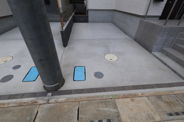 《仲介手数料無料》北区本郷町1065-1新築一戸建てハートフルタウンの外観|敷地内に一部電柱が入っています。