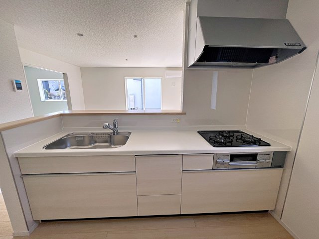 新築戸建・新築建売　矢吹町一本木第6　善郷小・矢吹中のキッチン|キッチンはカウンターになっているのでリビング全体を見渡すことができます！