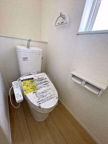 新築戸建・新築建売　矢吹町一本木第6　善郷小・矢吹中のトイレ|白を基調としており小窓で換気ができるので清潔感のある空間。ペーパーホルダーが2つあるのも便利です！