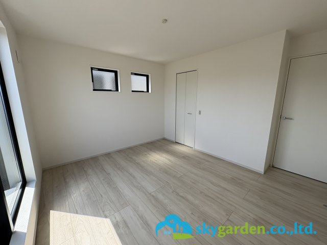 茅ヶ崎市今宿４期　新築戸建　全２棟１号棟の寝室|広くて明るい寝室