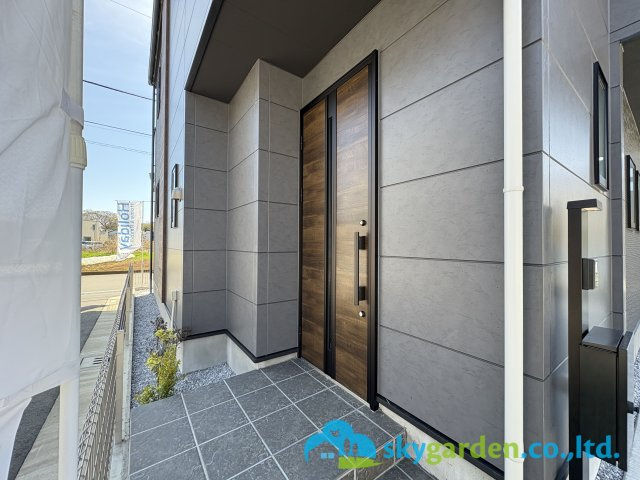 茅ヶ崎市今宿４期　新築戸建　全２棟１号棟の外観|玄関前の様子