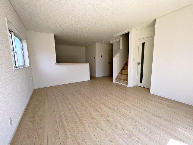 新築戸建・新築建売　矢吹町一本木第6　善郷小・矢吹中の居間・リビング|南側の大きな窓から日差しが入り明るいリビングはご家族皆さんの憩いの場です！