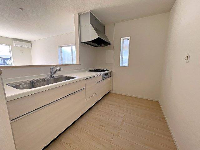 新築戸建・新築建売　矢吹町一本木第6　善郷小・矢吹中のキッチン|キッチンはカウンターになっているのでリビング全体を見渡すことができます！
