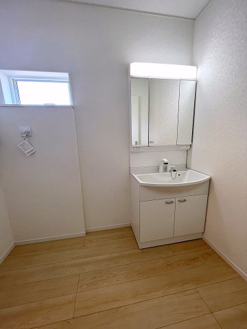 新築戸建・新築建売　矢吹町一本木第6　善郷小・矢吹中の独立洗面台|三面鏡洗面台で朝の身支度もしやすい＆収納力も◎洗面台に物を置かずすっきり清潔に保つことができます！