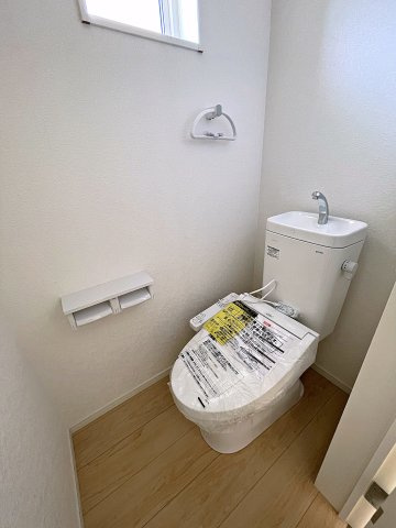 新築戸建・新築建売　矢吹町一本木第6　善郷小・矢吹中のトイレ|白を基調としており小窓で換気ができるので清潔感のある空間。ペーパーホルダーが2つあるのも便利です！