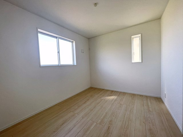 新築戸建・新築建売　矢吹町一本木第6　善郷小・矢吹中の洋室|5.2帖の洋室は北側の窓から一定した柔らかい光が入り、PC作業や読書などにも最適なお部屋です！