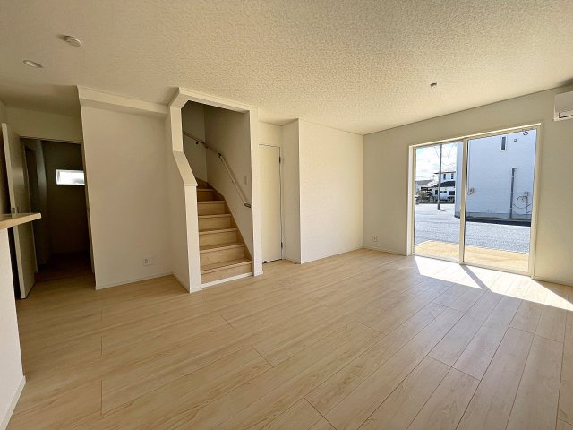新築戸建・新築建売　矢吹町一本木第6　善郷小・矢吹中の居間・リビング|ご家族間のコミュニケーションが自然と増えるリビング階段です！