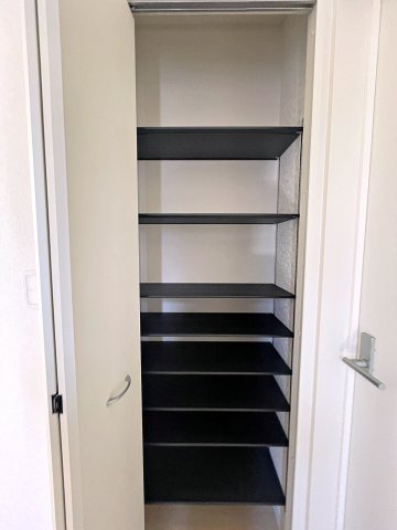 新築戸建・新築建売　矢吹町一本木第6　善郷小・矢吹中の収納|大容量のシューズボックスがあり収納豊富な玄関スペース。玄関ドアから日差しが入り明るいです！