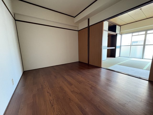【洋室】 | 岸田マンション | 落ち着いた色調の洋室です