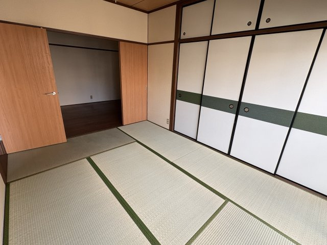 【和室】 | 岸田マンション | 柔らかい畳が心地よい和室