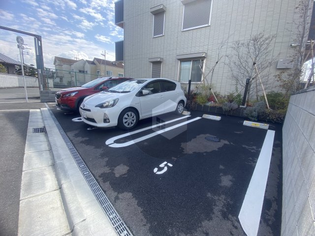 ルシール西岩田の駐車場