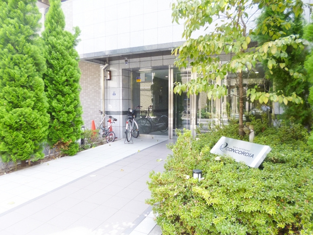 北区西ケ原１丁目の賃貸マンションのエントランス|植物に迎えられるマンションです☆
