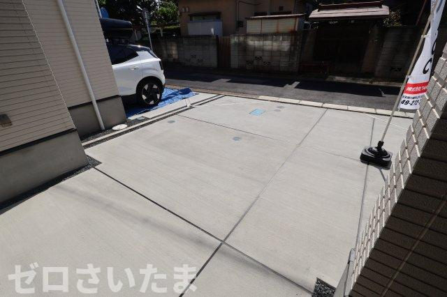 《仲介手数料無料》南区別所２丁目4-7新築一戸建てケイアイグレイスの駐車場|前面道路がやや狭めですが、隣地との協定部分があるので、車の出し入れはそんなに難しくないと思います。