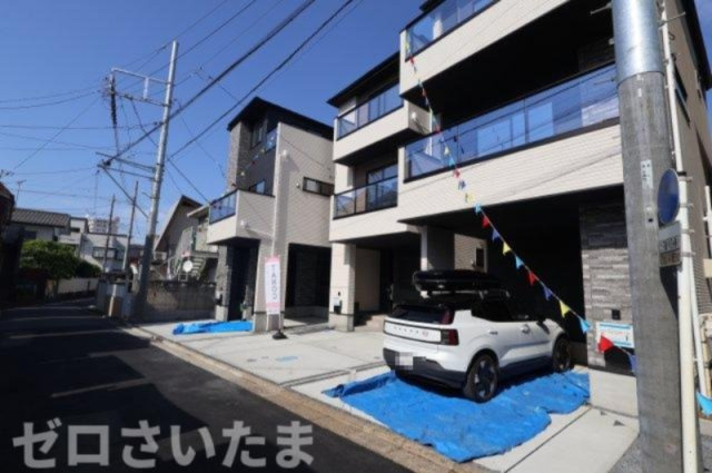 《仲介手数料無料》南区別所２丁目4-7新築一戸建てケイアイグレイスの外観|前面道路がやや狭めですが隣地との協定道路のおかげで車の出し入れもそんなに難しくはないと思います。