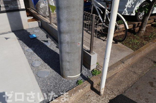 《仲介手数料無料》南区別所２丁目4-7新築一戸建てケイアイグレイスの外観|敷地内に電柱は1本入っています。