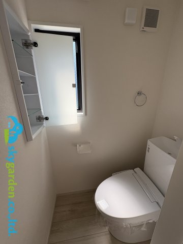 茅ヶ崎市今宿4期　新築戸建　全2棟２号棟のトイレ